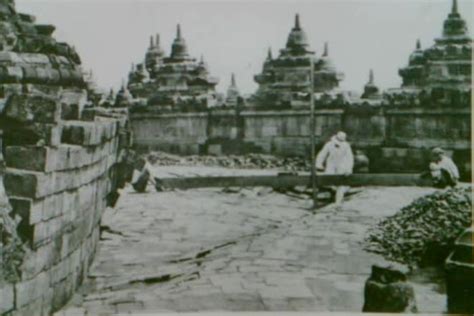 Candi Borobudur: Gizemli Bir Tapınak Kompleksi ve Muhteşem Bir Manzara!