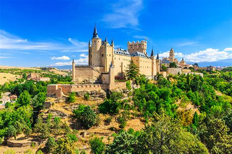  Alcázar of Segovia: Tarihin Gizemli Şehri ve Muhteşem Bir Mimari Harikası!