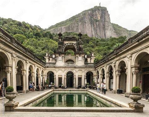  Parque Lage: Rio de Janeiro'nın Kalbinde Bir Sanat ve Doğa Harikası!