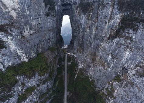  Tianmen Dağı: Eyfel Kulesi Gibi Gökyüzüne Uzanan Merdivenler ve Muhteşem Bir Manzara!