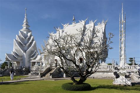  Wat Rong Khun: Parıldayan Beyazlıkların ve Karmaşık Oymaların Sihirli Dünyası!