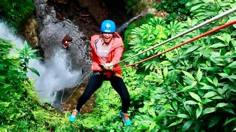 Zhongdian Canyoning Parkı: Heyecan Dolu Bir Şelale Macerasına Hazır Mısınız?!